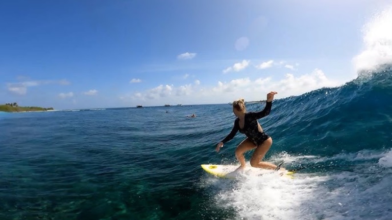 Tatiana Weston-Webb, embarazada y surfeando en Maldivas
