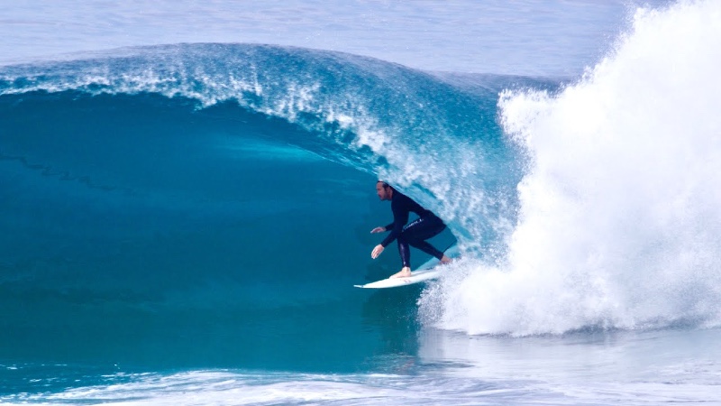 Jordy Smith surfeando en Sudáfrica