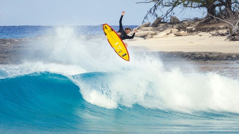John John Florence surfeando en el Caribe 